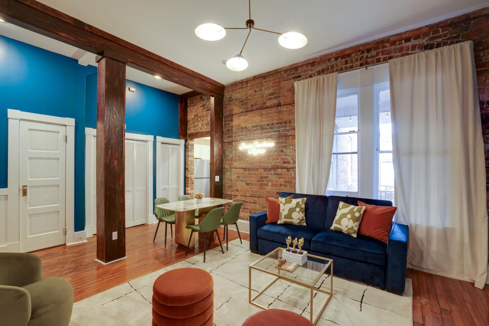 Red Brick Beauty In Downtown Chalet Savannah
