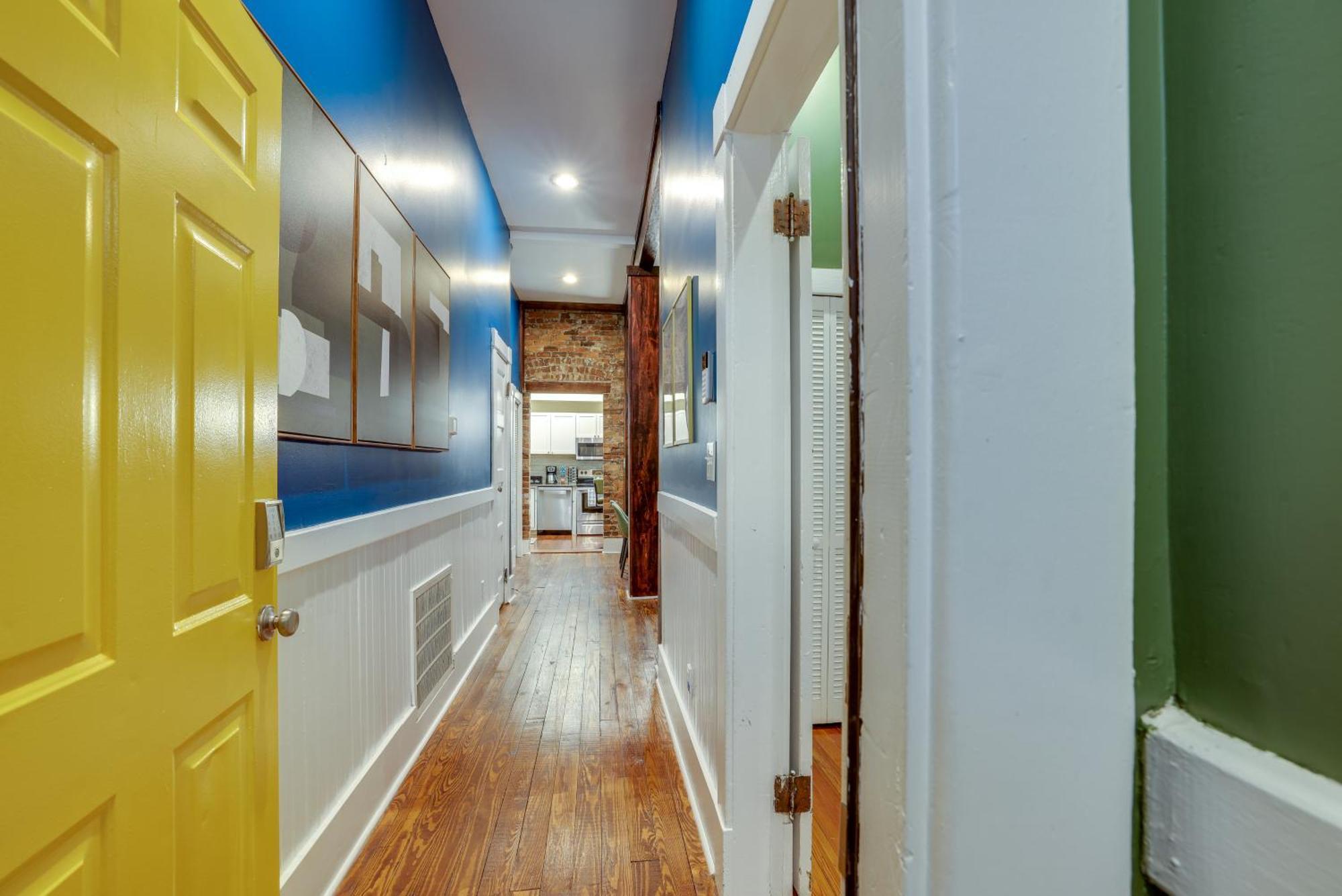 Red Brick Beauty In Downtown Chalet *
