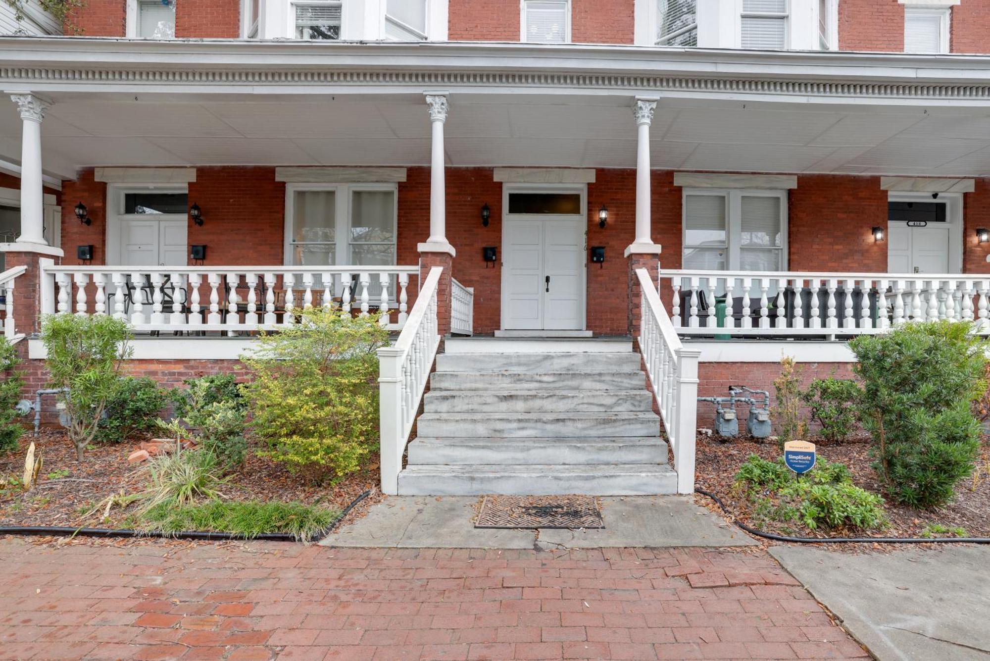 Chalet Red Brick Beauty In Downtown *